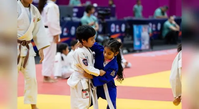 Niños en competencia de judo.