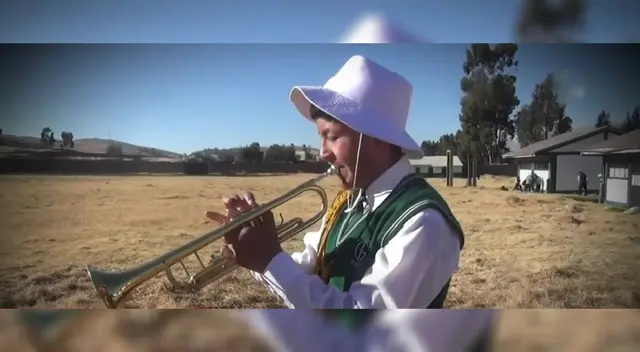 Menor con grandes dotes para tocar la trompeta. Menor con grandes dotes para tocar la trompeta.