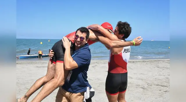 Manyari cargando a un deportista. Manyari cargando a un deportista.
