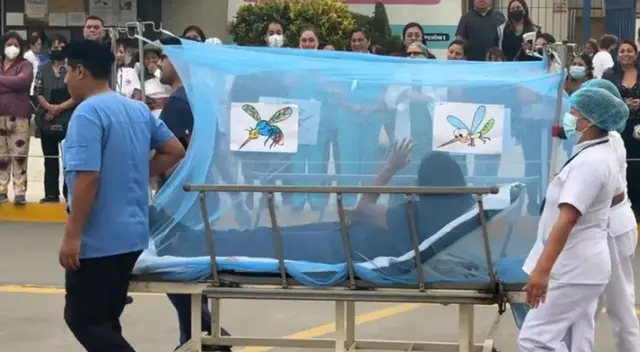 El 'paciente' hasta saludaba en plena pasacalle a las personas.