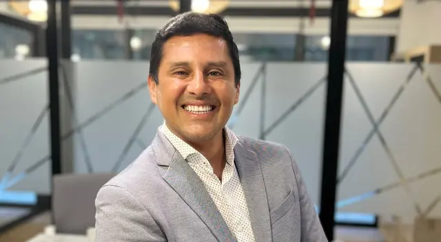 Sandro Espinoza publica su primera novela.