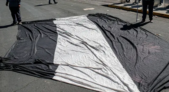 Bandera Nacional representa a cada de uno de los peruanos y no puede ser denigrada.