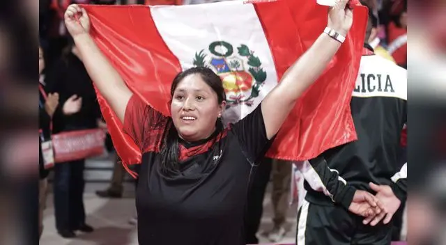 Orgullosa Pilar Jáuregui flamea la bandera nacional.
