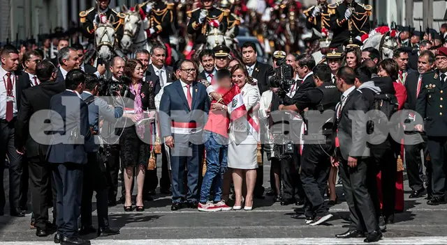 Niño entrega bandera a Dina Boluarte.