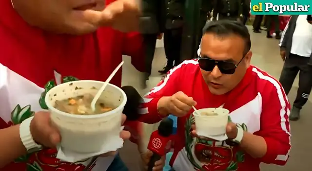 Orderique no se resistió y comió un rico caldo de mote.