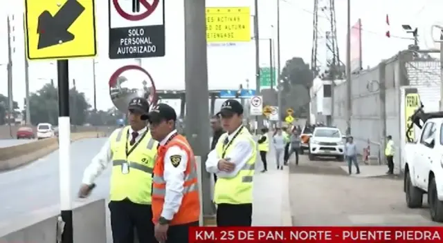 Personal de seguridad resguardando el peaje en Puente Piedra.