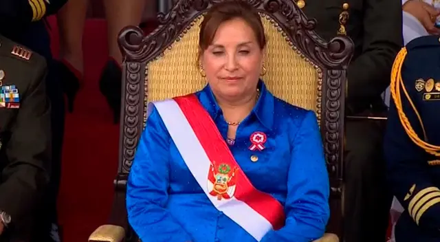 La mandatario llamó la atención al aparecer en el Desfile Militar con un azul eléctrico.