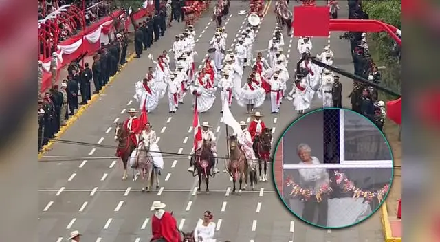 Señora de la tercera edad baila marinera desde su casa al ver el Desfile Militar.