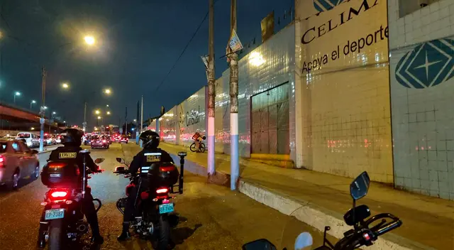 Crimen ocurrió cuando víctimas observan un partido de fútbol.