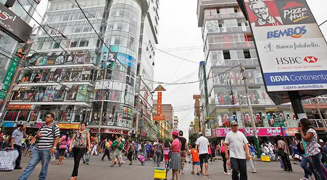 comerciantes de Gamarra rematan prendas por olas de calor. comerciantes de Gamarra rematan prendas por olas de calor.