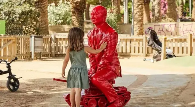 La estatua de color rojo brillante llamó la atención de todos los habitantes de Roma.