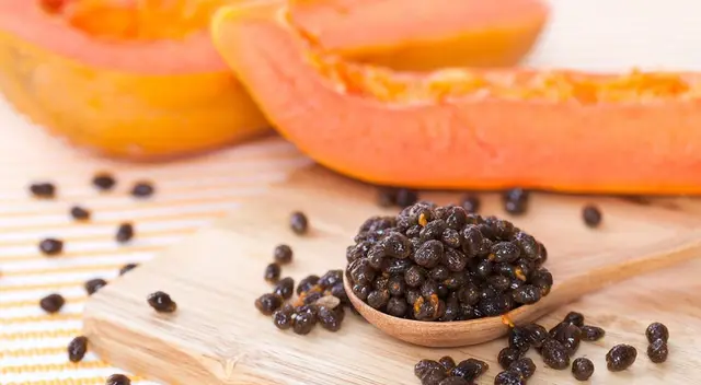 Conoce los beneficios de consumir las semillas de la papaya.