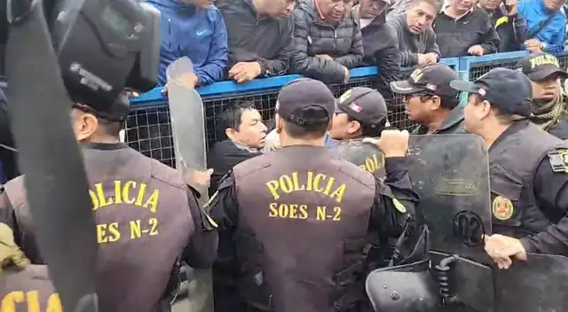 Transportistas y la PNP se enfrentan en la avenida Túpac Amaru.