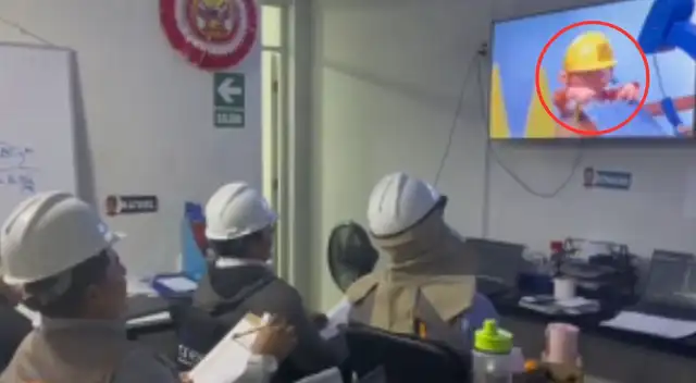 'Bob el constructor' aparece en plena capacitación a un grupo de ingenieros.