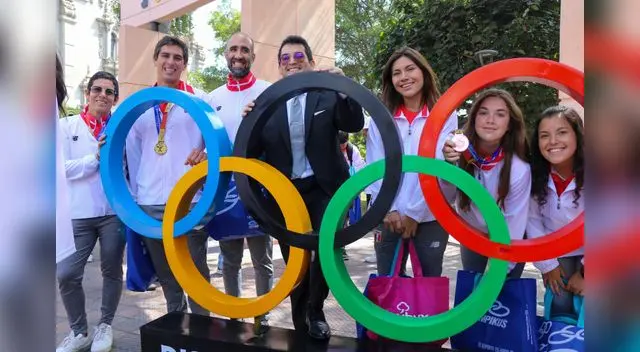 El Dr. Renzo Manyari junto a deportistas.