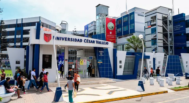 Muchos jóvenes postularon al examen de admisión de la Universidad César Vallejo.