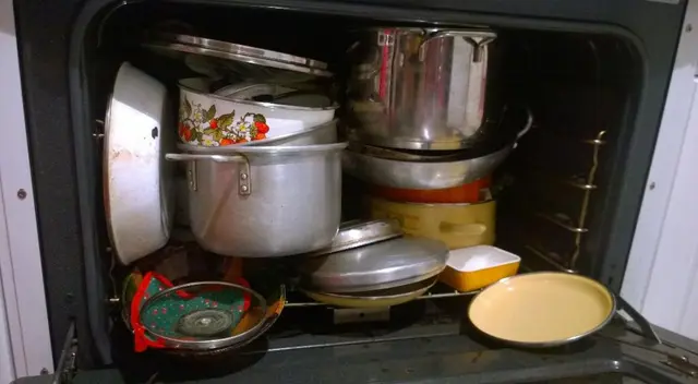 Estas son las razones por la que no debes meter ollas a tu horno.