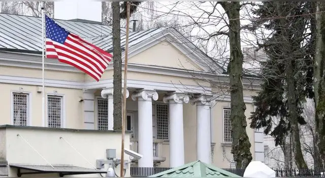 Estados Unidos pide a sus ciudadanos no viajar o abandonar de inmediato Bielorrusia por militares rusos.