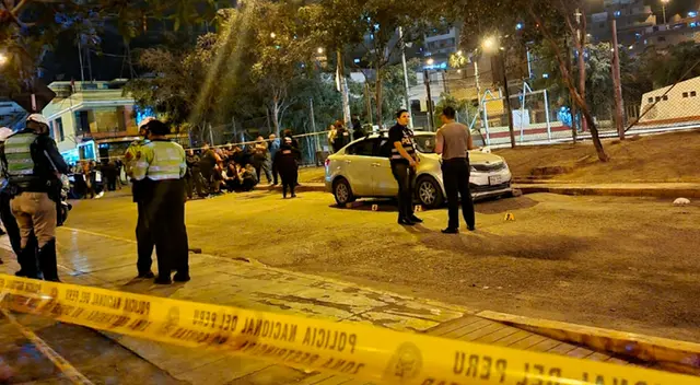 Peritos de criminalística estudian el caso.