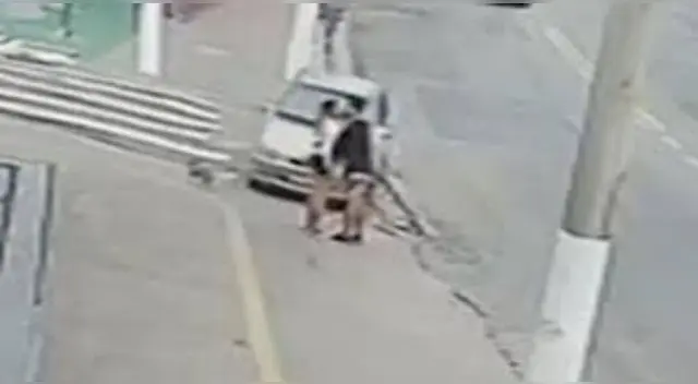 Pareja se detiene para darse un beso en plena calle y conductor ebrio los atropella en Brasil.