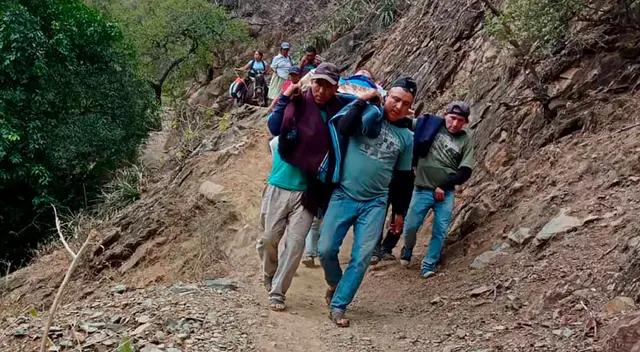 La gestante tuvo que ser trasladada en hombros debido a la falta de una carretera para llegar a su vivienda. La gestante tuvo que ser trasladada en hombros debido a la falta de una carretera para llegar a su vivienda.