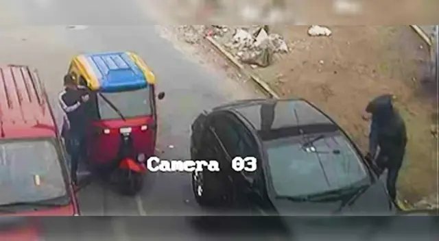 Hombre con casco robando a vehículo negro en SJM. Hombre con casco robando a vehículo negro en SJM.