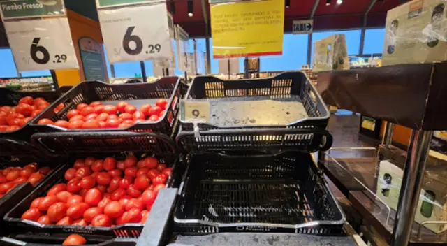 Canastos de limones se encuentran vacíos en algunos supermercados de la capital.