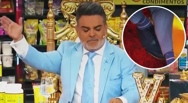 Andrés Hurtado pausa su programa para presumir sus medias y zapatos exclusivos.