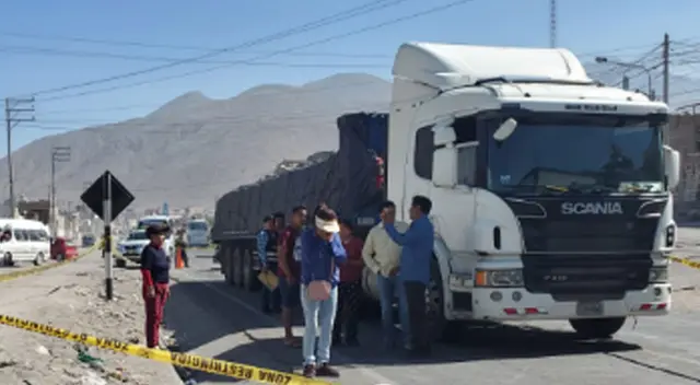 Chofer de tráiler fue detenido y trasladado hacia la comisaría del sector.