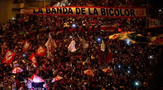 La hinchada dijo presente en Ciudad del Este y realizó el tradicional 'banderazo' La hinchada dijo presente en Ciudad del Este y realizó el tradicional 'banderazo'