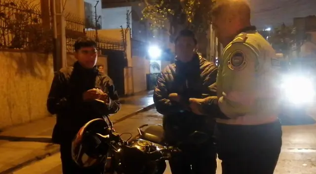 El joven fue encontrado por la policía en el cruce de la avenida Sucre y la calle Carlos Bondy en Pueblo Libre. El joven fue encontrado por la policía en el cruce de la avenida Sucre y la calle Carlos Bondy en Pueblo Libre.