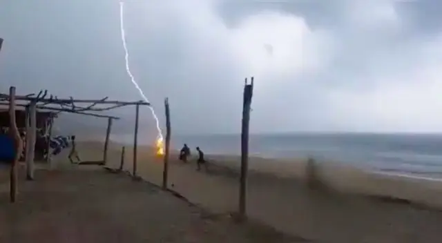 Dos personas mueren tras ser impactados por un rayo mientras caminaban por la playa durante tormenta