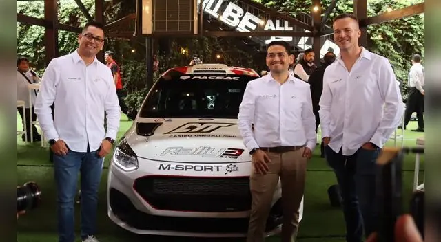 Los pilotos con el coche para los Caminos del Inca.