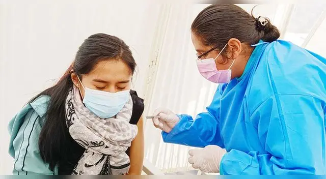 A vacunarse contra la variante Eris del COVID-19.