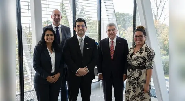 Jenny Martínez (izquierda) junto al presidente del COP.