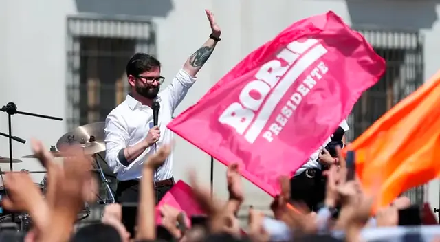 Gabriel Boric dando un discurso frente al palacio de La Moneda en Santiago.