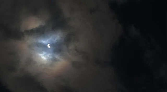 Eclipse solar en Chincha. El juego de las nubes dejó rodeado de hermosos rayos a la luna.