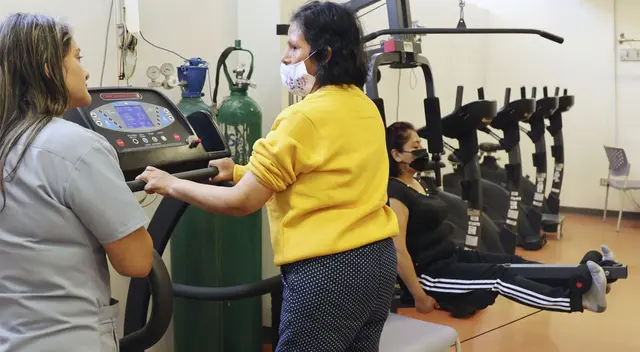 Adultos mayores siguen tratamiento en Hospital de Lima Este.