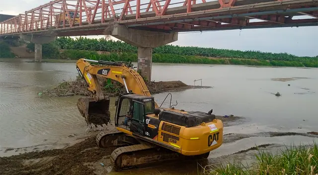 Trabajos de limpieza en el río Tumbes.