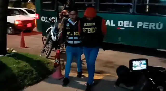 Durante operativo policial los agentes habrían hallado réplicas de pistolas,motocicletas y drogas.