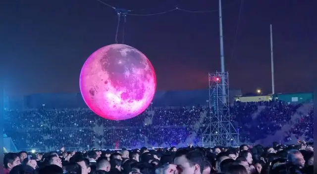 La luna rosa de 210 kilos prendió el escenario cumpliendo miles de sueños esperanzados en Abel.