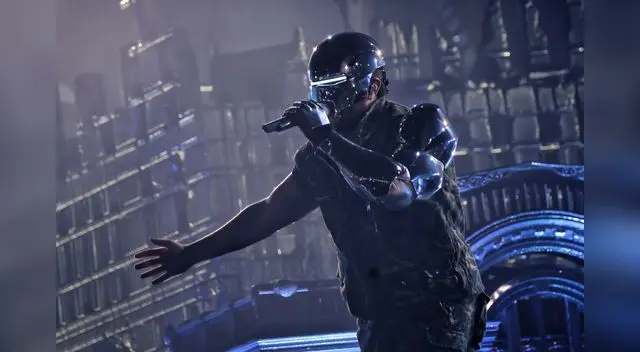 Como parte de su última gira con el nombre de The Weeknd para cerrar ciclos, Abel no dudó en sacar el jugo a su traje robótico en toda su presentación.Hizo honor a su recordado album haciendo honor a su recordado album "Echoes of Silence".