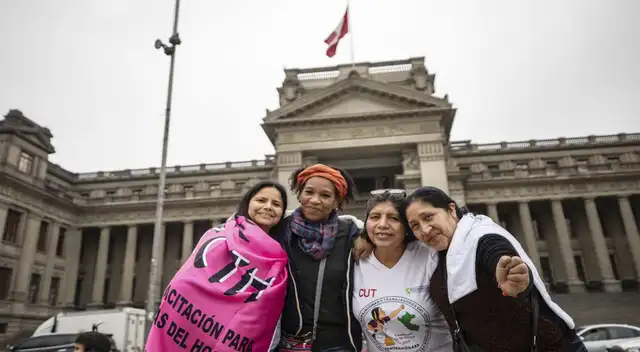 El INEI, a través de la ENAHO, estimó que al 2022 hay más de 406 mil personas realizando trabajo doméstico remunerado y el 97% son mujeres. El INEI, a través de la ENAHO, estimó que al 2022 hay más de 406 mil personas realizando trabajo doméstico remunerado y el 97% son mujeres.