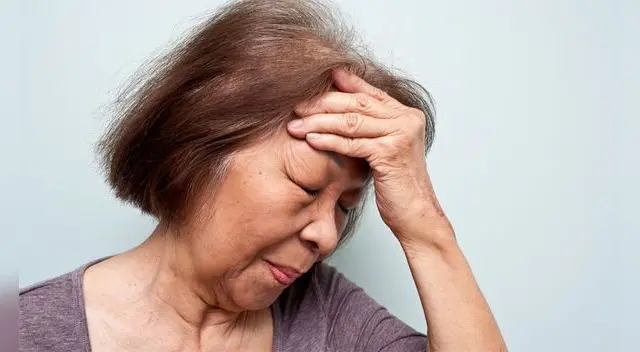 A pesar de que es más frecuente en adultos mayores, puede ocurrir a cualquier edad.