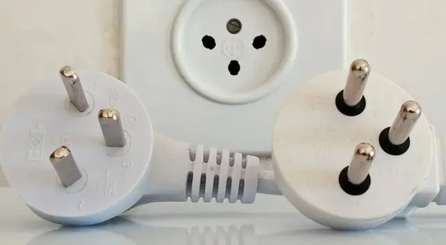 Conoce la respuesta a la duda de la función principal que realizar la tercera pata de un enchufe.