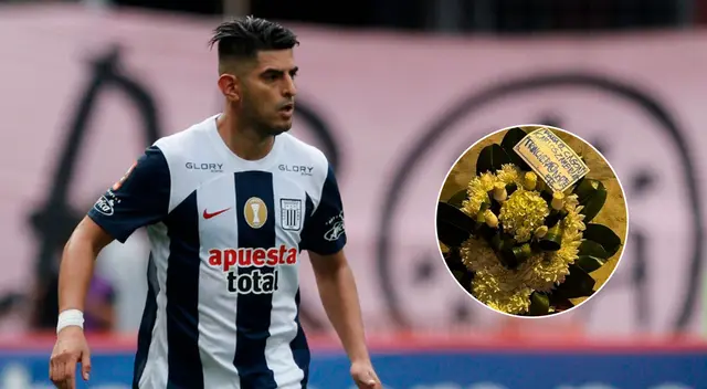 Barristas de Universitario dejaron corona fúnebre en la casa de los padres de Carlos Zambrano.