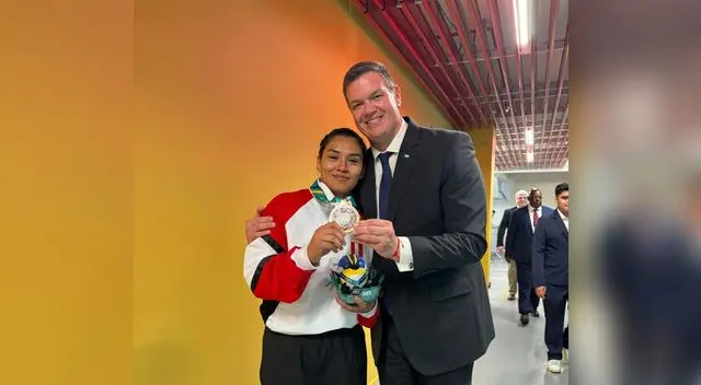 Carlos Zegarra con la medallista Camila Figueroa. Carlos Zegarra con la medallista Camila Figueroa.