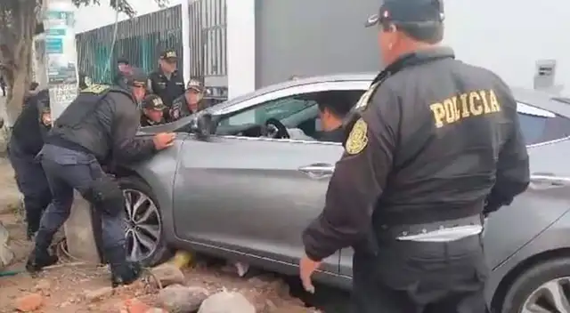 Auto de presunto ebrio quedó estancado tras terrible accidente de tránsito en Trujillo.