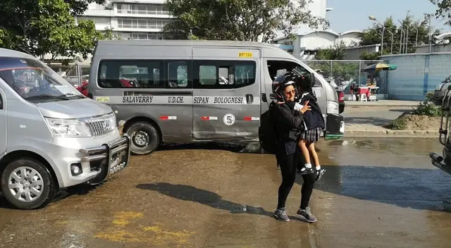 Los padres, profesores y alumnos de este colegio piden que se solucione este problema. Los padres, profesores y alumnos de este colegio piden que se solucione este problema.