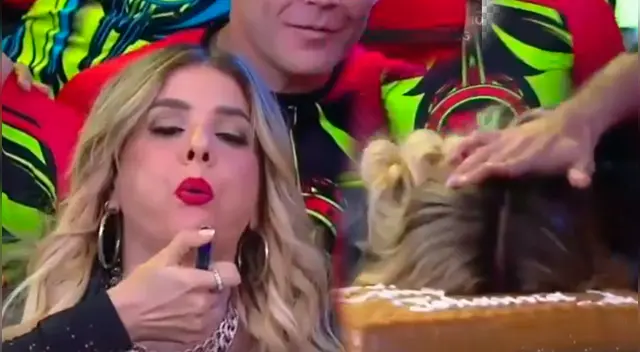 Johanna San Miguel recibe tortazo en la cara en su cumpleaños.